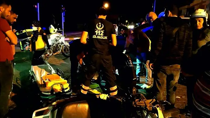 KIRMIZI IŞIKTA GEÇEN MOTOSİKLET, OTOMOBİLE ÇARPTI