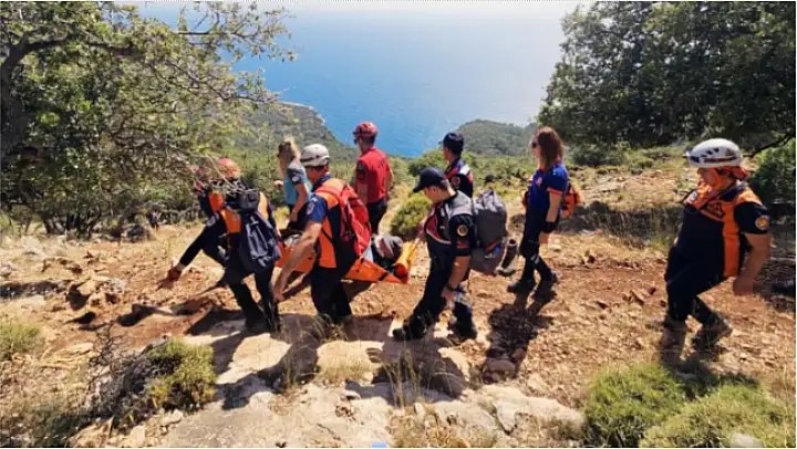 Likya yolunda düşen yaşlı turist kurtarıldı