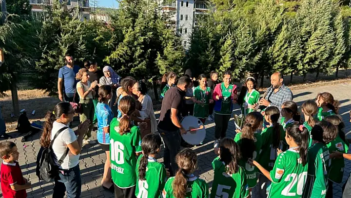 Muğla Kızlar Hokey karması davul zurna ile karşılandı