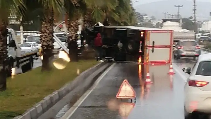 Orta refüje çıktı, aydınlatma direğini devirdi