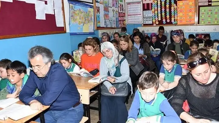 Veliler ve Öğrenciler aynı anda kitap okudular
