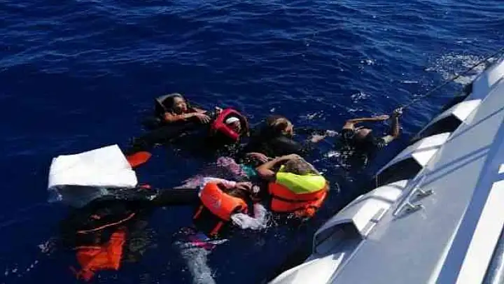 YUNANLILARIN ÖLÜME TERK ETTİĞİ 73 DÜZENSİZ GÖÇMEN KURTARILDI, 6'SI HAYATINI KAYBETTİ