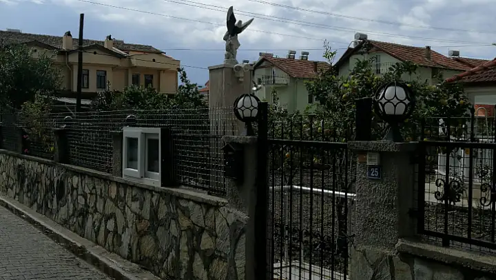 Zabıta Müdürlüğü ekipleri jiletli telleri söküyor