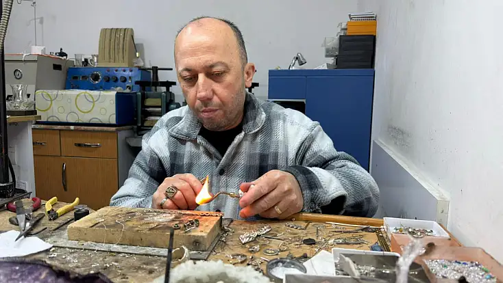Fethiye’de gümüşe hayat veren usta: 'El işçiliği gümüşe ruh katar'