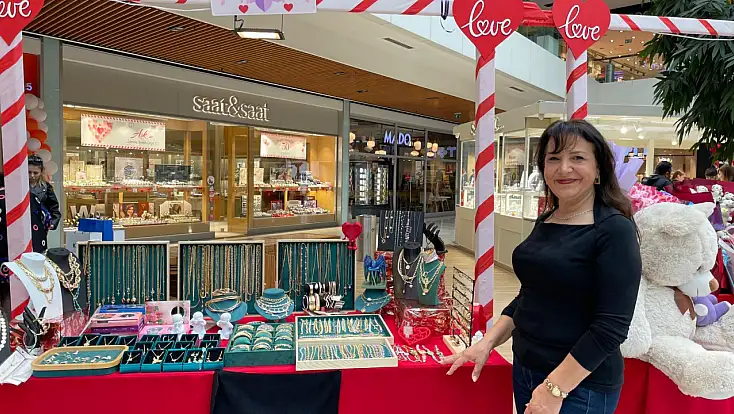 Sevgililer Günü’ne özel takılar Fethiye AVM’de ilgi görüyor