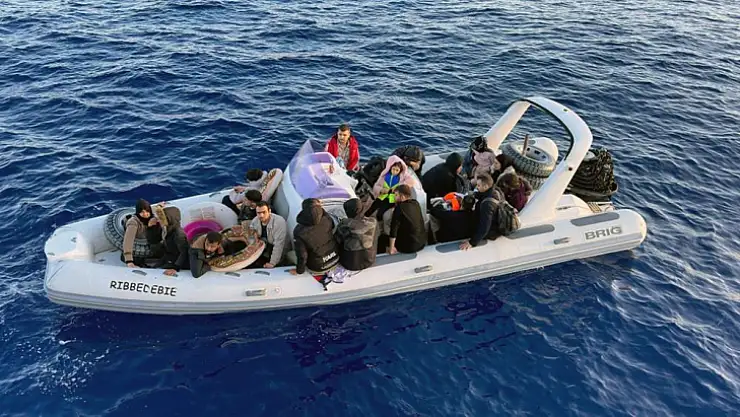 12 düzensiz göçmen kurtarıldı, 2 göçmen kaçakçısı yakalandı