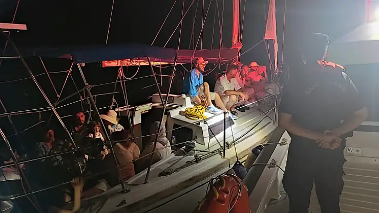 13 Düzensiz Göçmen Yelkenli Teknede Yakalandı