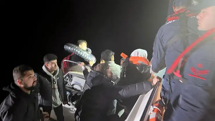 14 düzensiz göçmen kurtarıldı, 2 göçmen kaçakçısı yakalandı