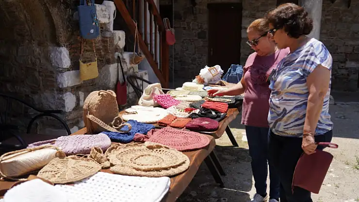 15 Kursiyer, El Emeği Göz Nuru Ürünlerini Sergilediler
