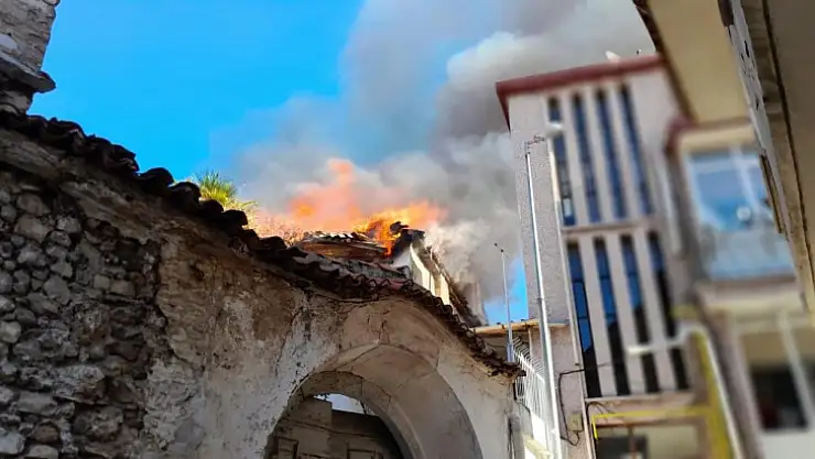 150 yıllık tarihi binayı alevler yuttu