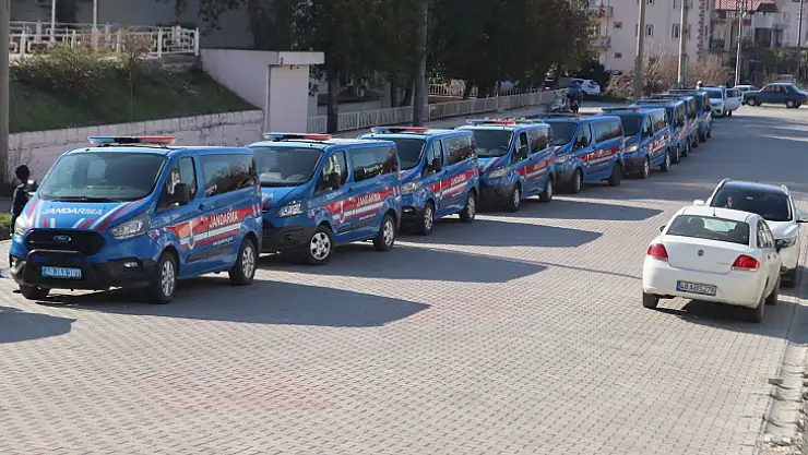 18'i yabancı uyruklu 21 dolandırıcı gözaltına alındı