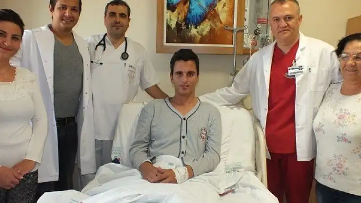 18 yaşındaki genç yoğun müdahalelerle hayata tutundu.