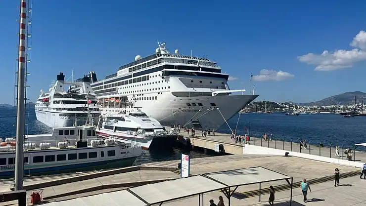 2 yolcu gemisi 2 bin turist ağırladı