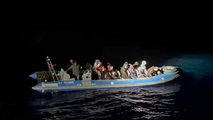 20 DÜZENSİZ GÖÇMEN KURTARILDI