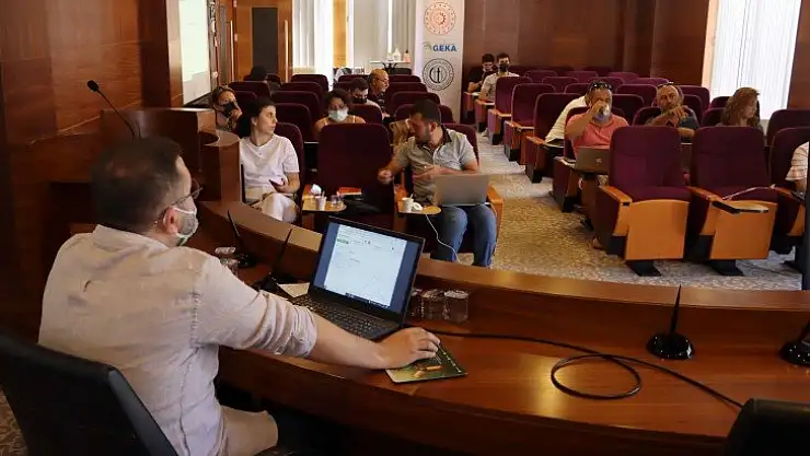 21 sektör temsilcisi 'Dijital Pazarlama ve Sosyal Medya Yönetimi Eğitimi' sertifikası aldı