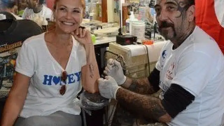 24 saatte 205 dövme gerçekleştirdi 