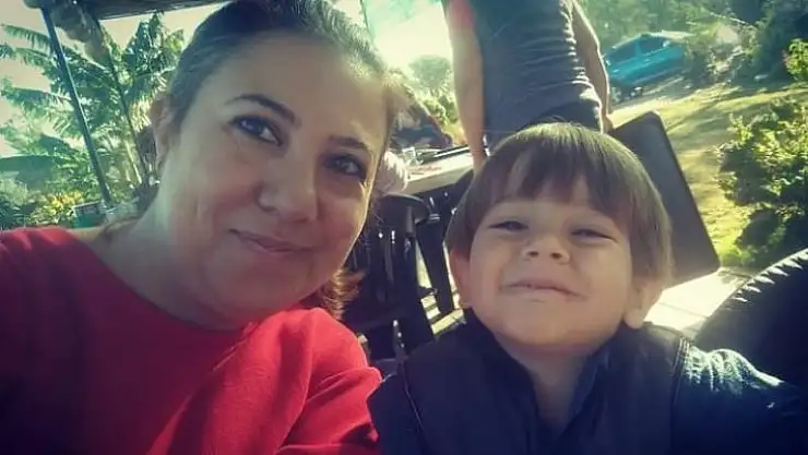 4 yaşındaki Deniz'in ipek böcekleri ile dostluğu görenleri gülümsetiyor