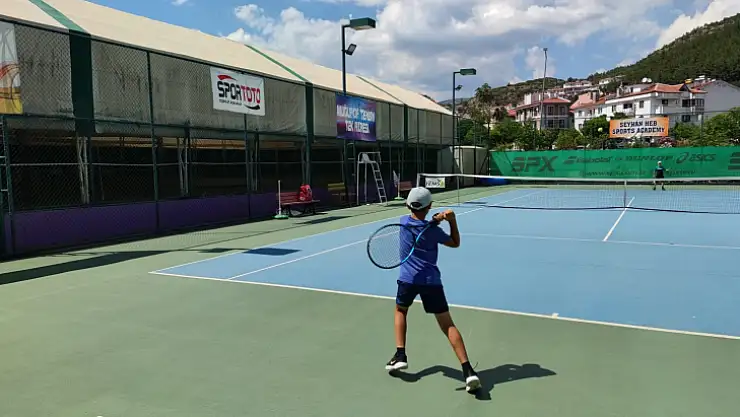 8-9-10 yaş Türkiye Yaz Kupası Tenis Turnuvası Başladı