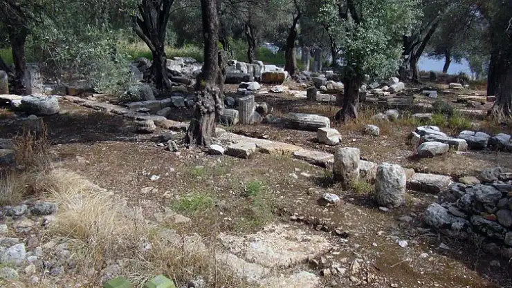 Ada çevresinde liman kalıntıları hala duruyor