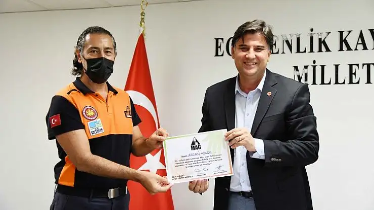 Afet gönüllülerine sertifikalarını Karaca verdi