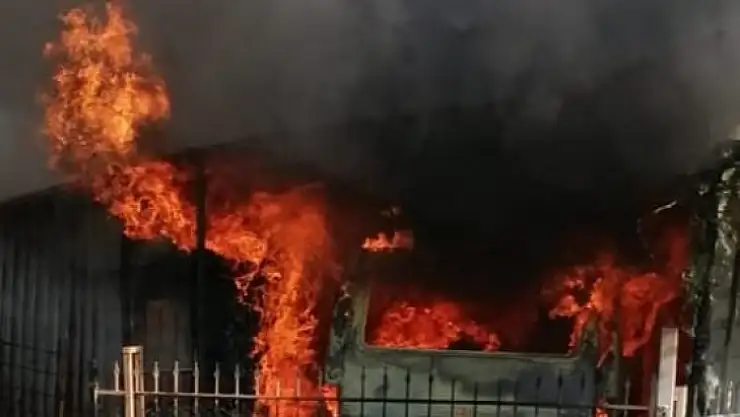 Ahır yangınında ticari araç küle döndü, 8 hayvan alevlerden zarar gördü