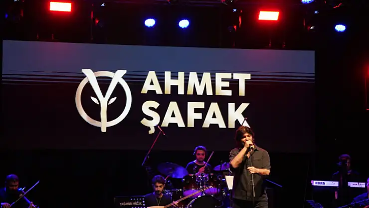 Ahmet Şafak Sevilen Şarkılarını Seydikemer'de Seslendirdi 