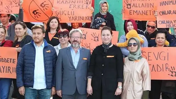 AK Kadınlardan 'Şiddete Karşı Turuncu Çizgi' 