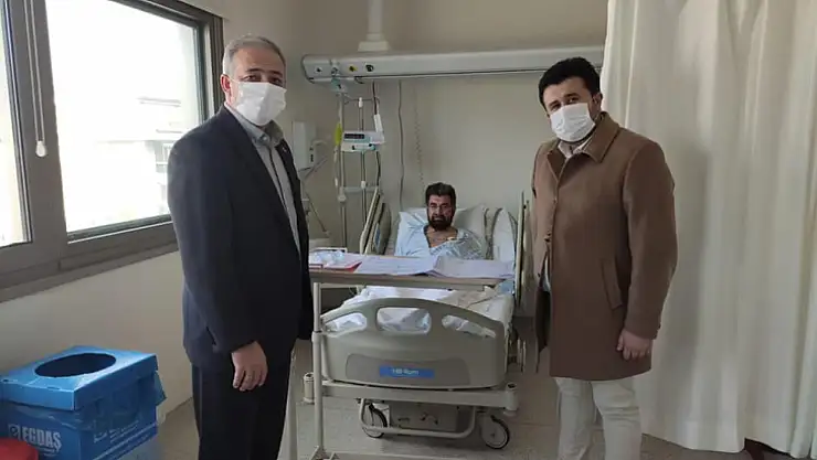 AK Parti İl ve ilçe başkanları CHP ilçe başkanını hastanede ziyaret ettiler