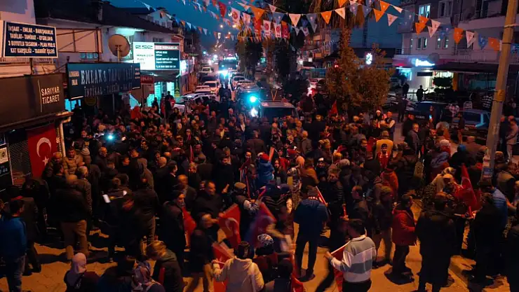 Akdenizli Sevgisi, Sokaklara Taştı