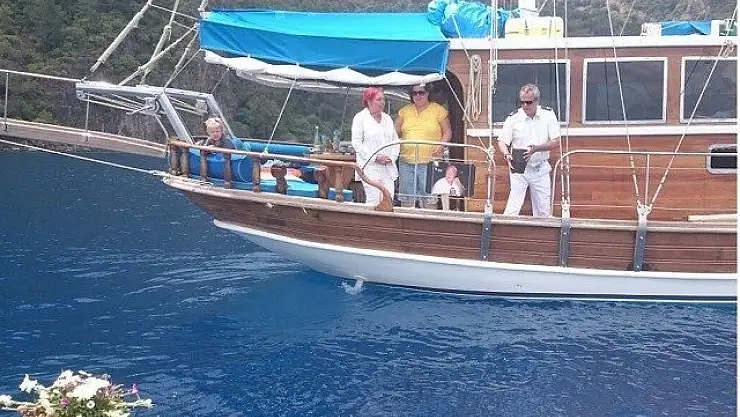 ALMANYA'DA ÖLDÜ, FETHİYE'DE KÜLLERİ DENİZE DÖKÜLDÜ