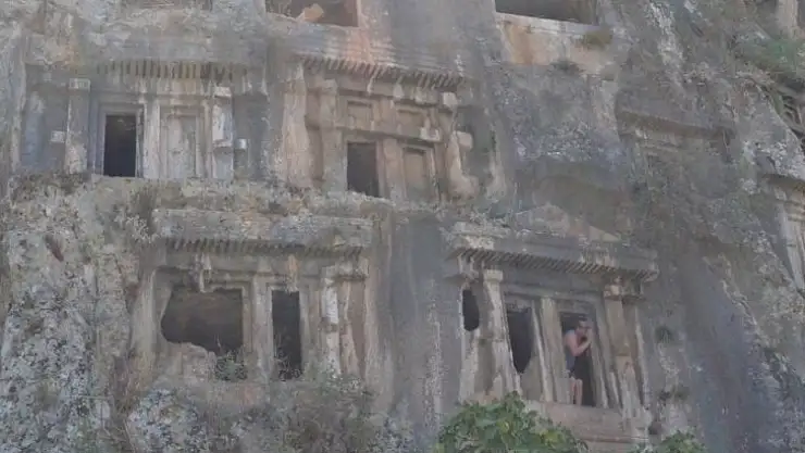 AMİNTAS KAYA MEZARLARI'NDA BAYRAM YOĞUNLUĞU