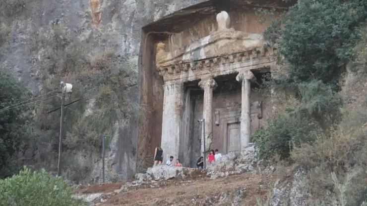 AMİNTHAS KRAL MEZARLARINA İLGİ YOĞUN