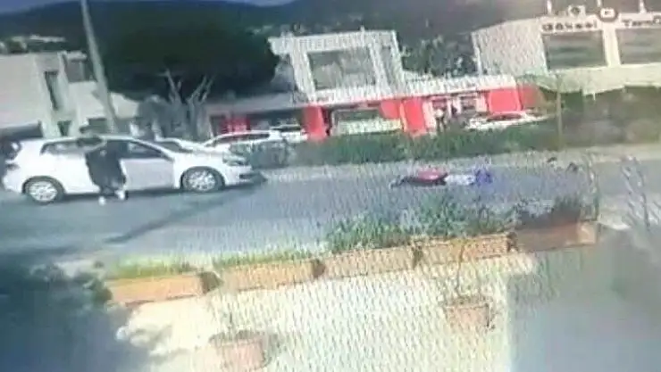 Anne ve çocuğu metrelerce sürüklendi, o anlar güvenlik kamerasına yansıdı