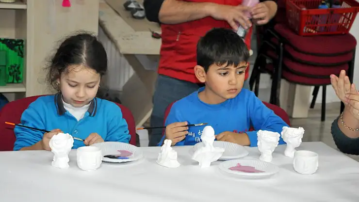 Anne Ve Çocukları Aynı Sanat Atölyede Bir Araya Geldi