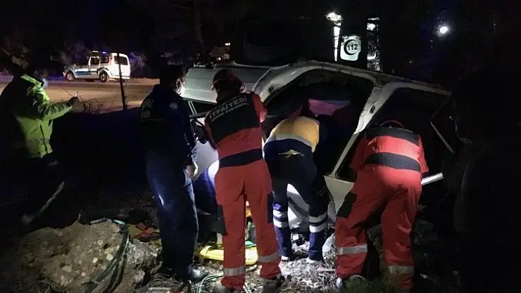 Araçta sıkışan vatandaşı itfaiye ekipleri kurtardı