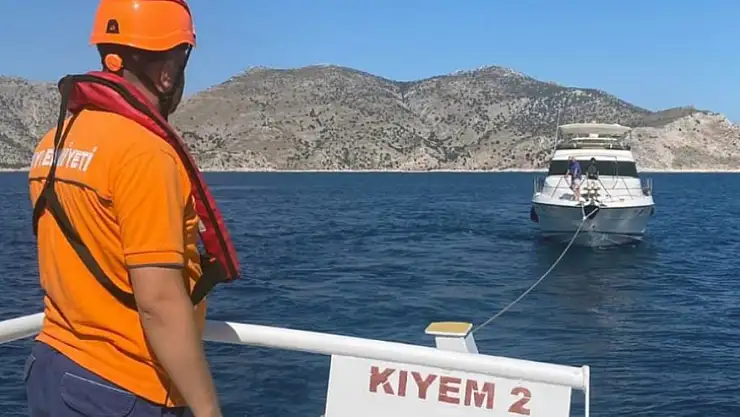 Arıza yapan lüks tekne kurtarıldı