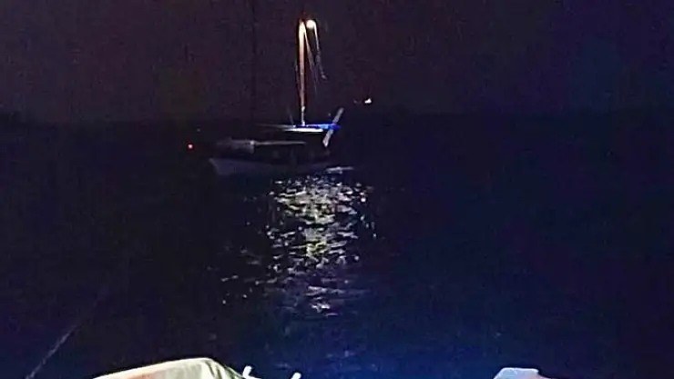 Arıza yapan tekneyi KIYEM ekipleri kurtardı