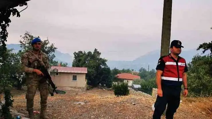 Askerler tahliye edilen evlerin önünde tedbir amaçlı nöbet tutuyor