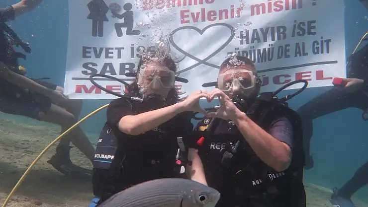 Aşkını balıkları bile şahit tutarak ilan etti