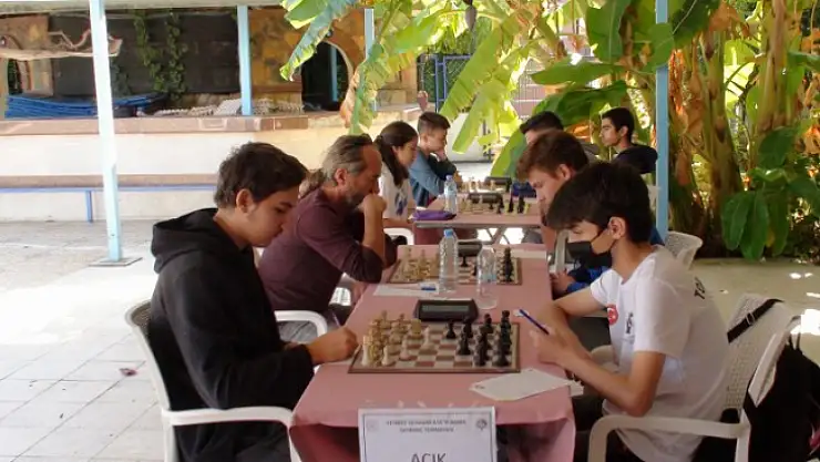 ATA'YI ANMA SATRANÇ TURNUVASI'NA YOĞUN KATILIM