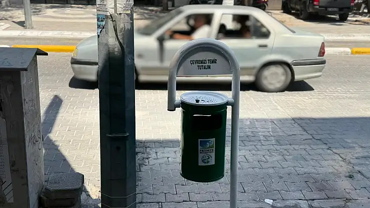 Atatürk Caddesi'ne Modern Çöp Kovaları Monte Edildi