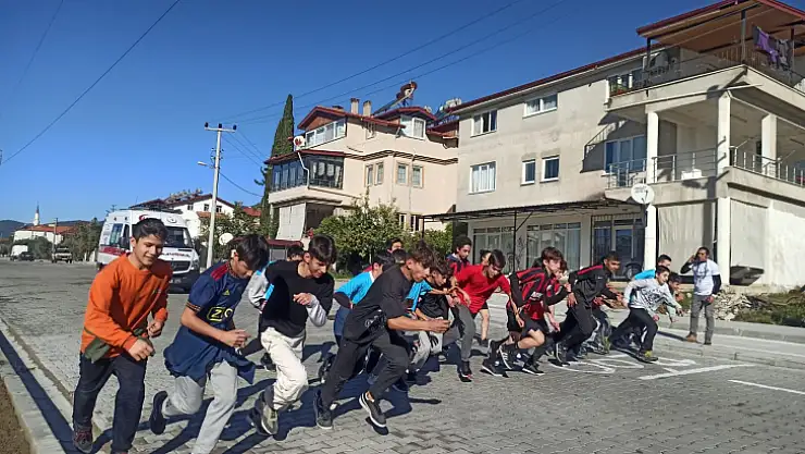 Atatürk koşusuna Yunus Emre Ortaokulu damga vurdu