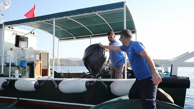 Atık Teknesi,  Muğla koylarından atık toplamak için demir alıyor