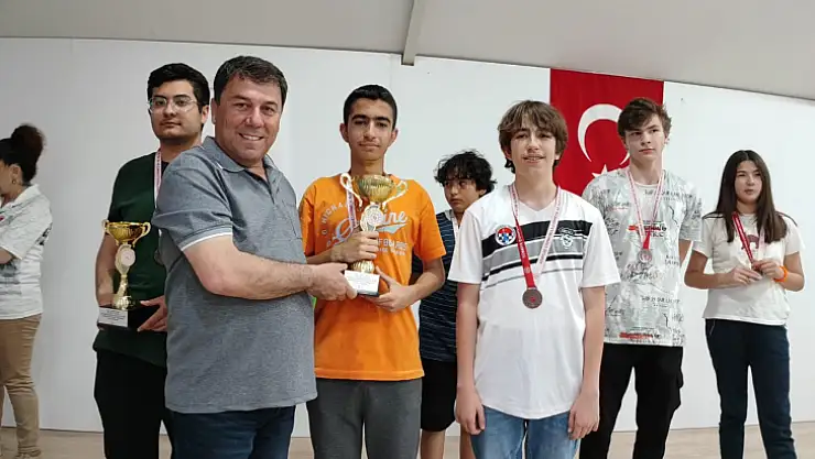 Atmaca, sporculara ödüllerini takdim etti