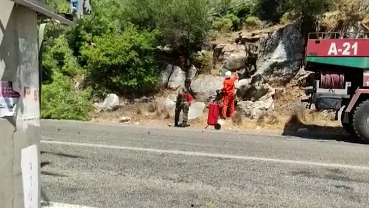 Azerbaycan'dan gelen itfaiyeciler Hisarönü Orhaniye yolundaki çalışmalara katılıyor