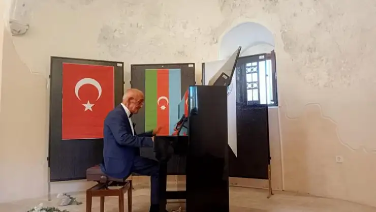 Azeri sanatçıdan deprem anısına konser