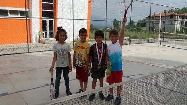 AZMETTİ VE TENİS'TEN  ŞAMPİYONLAR YETİŞTİRDİ