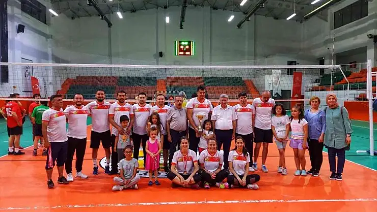 Bahar Voleybol Turnuvası'nda Toparlar Ortaokulu şampiyon oldu