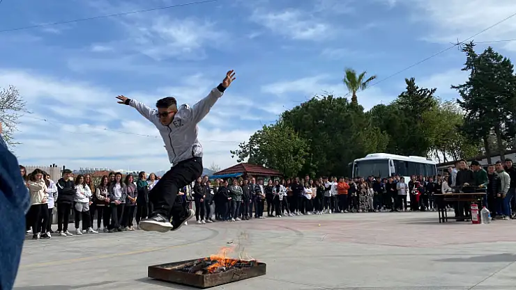 BAHARIN GELİŞİNİ ATEŞ YAKARAK VE DEMİR DÖVEREK KUTLADILAR