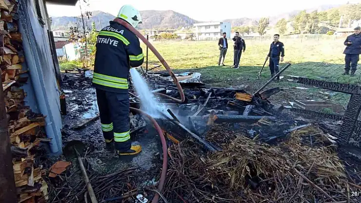 BAHÇEDEKİ ODUNLAR TUTUŞTU EV YANMAKTAN KURTULDU